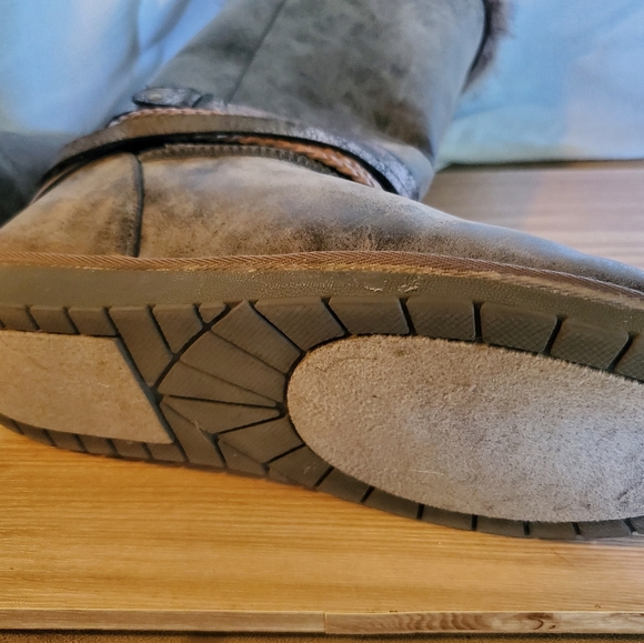 Faux fur Taupe boots with metal and braided bands around the ankle - Picture 2 of 5